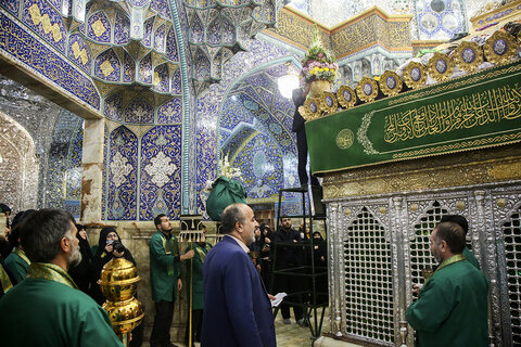 گل‌آرایی ضریح مطهر حضرت معصومه(س) در روز میلاد امام حسین(ع)