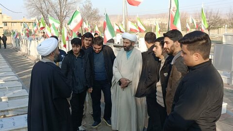 تصاویر/ تجدید میثاق طلاب خوی با شهدا