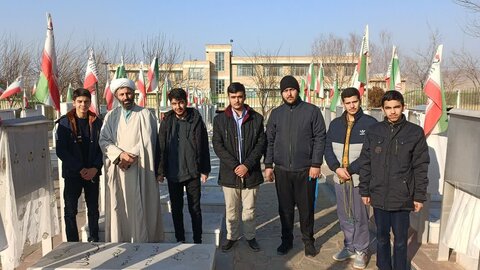 تصاویر/ تجدید میثاق طلاب خوی با شهدا