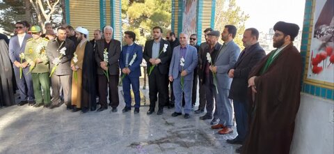 تصاویر عطر افشانی قبور مطهر شهدا در الیگودرز