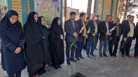 تصاویر عطر افشانی قبور مطهر شهدا در الیگودرز