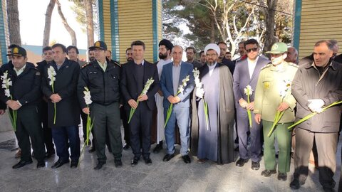 تصاویر عطر افشانی قبور مطهر شهدا در الیگودرز