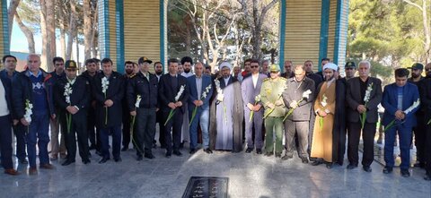 تصاویر عطر افشانی قبور مطهر شهدا در الیگودرز