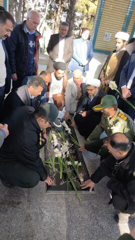 تصاویر عطر افشانی قبور مطهر شهدا در الیگودرز