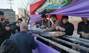 تصاویر/ ایستگاه صلواتی طلاب مدرسه علمیه کامیاران به مناسبت ولادت امام حسین (ع)