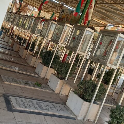 محلات/عطر افشانی قبور شهدا در محلات