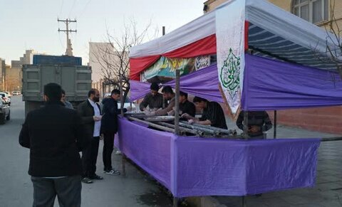 تصاویر/ایستگاه صلواتی طلاب مدرسه علمیه کامیاران به مناسبت ولادت امام حسین (ع)