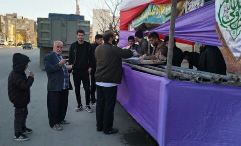 تصاویر/ایستگاه صلواتی طلاب مدرسه علمیه کامیاران به مناسبت ولادت امام حسین (ع)