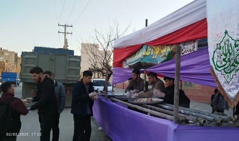 تصاویر/ایستگاه صلواتی طلاب مدرسه علمیه کامیاران به مناسبت ولادت امام حسین (ع)