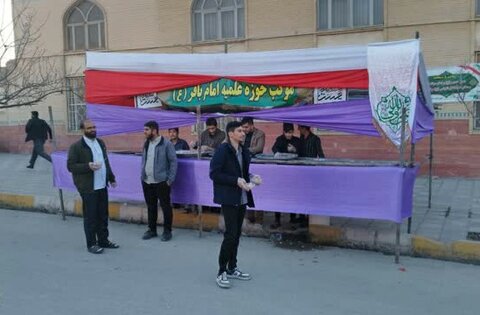 تصاویر/ایستگاه صلواتی طلاب مدرسه علمیه کامیاران به مناسبت ولادت امام حسین (ع)