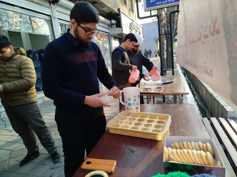 تصاویر/ برپایی ایستگاه صلواتی بمناسبت اعیاد شعبانیه و دهه فجر توسط طلاب مدرسه علمیه امام صادق  نقده