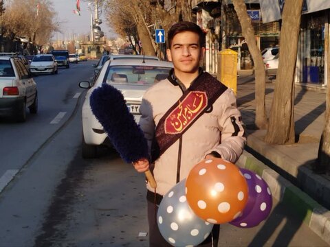 تصاویر/ برپایی ایستگاه صلواتی بمناسبت اعیاد شعبانیه و دهه فجر توسط طلاب مدرسه علمیه امام صادق  نقده