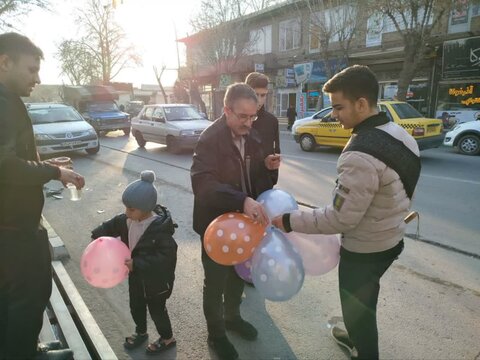 تصاویر/ برپایی ایستگاه صلواتی بمناسبت اعیاد شعبانیه و دهه فجر توسط طلاب مدرسه علمیه امام صادق  نقده