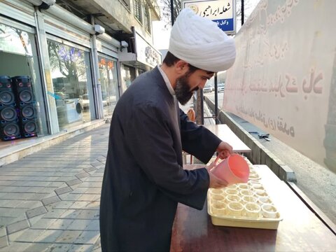 تصاویر/ برپایی ایستگاه صلواتی بمناسبت اعیاد شعبانیه و دهه فجر توسط طلاب مدرسه علمیه امام صادق  نقده