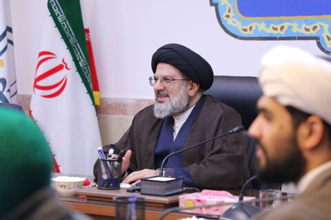 جلسه هم‌اندیشی روحانیون و طلاب زباندان حوزه علمیه یزد با معاون ارتباطات و بین الملل حوزه های علمیه کشور