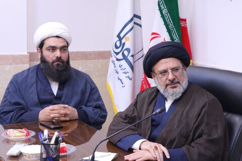 جلسه هم‌اندیشی روحانیون و طلاب زباندان حوزه علمیه یزد با معاون ارتباطات و بین الملل حوزه های علمیه کشور