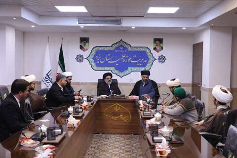جلسه هم‌اندیشی روحانیون و طلاب زباندان حوزه علمیه یزد با معاون ارتباطات و بین الملل حوزه های علمیه کشور