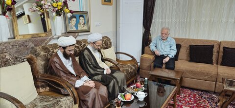 دیدار آیت‌الله محمود رجبی با خانواده شهید معماریان