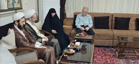 دیدار آیت‌الله محمود رجبی با خانواده شهید معماریان