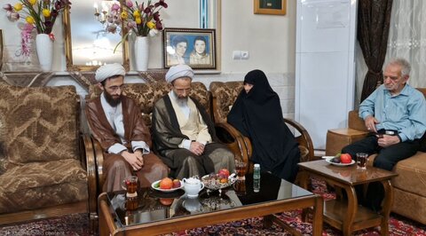 دیدار آیت‌الله محمود رجبی با خانواده شهید معماریان