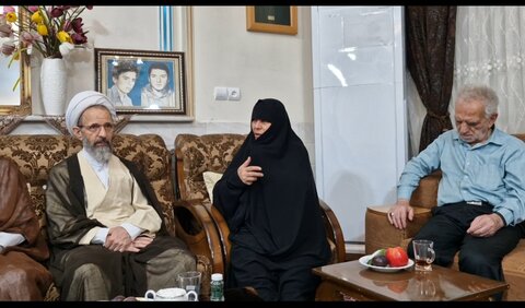 دیدار آیت‌الله محمود رجبی با خانواده شهید معماریان