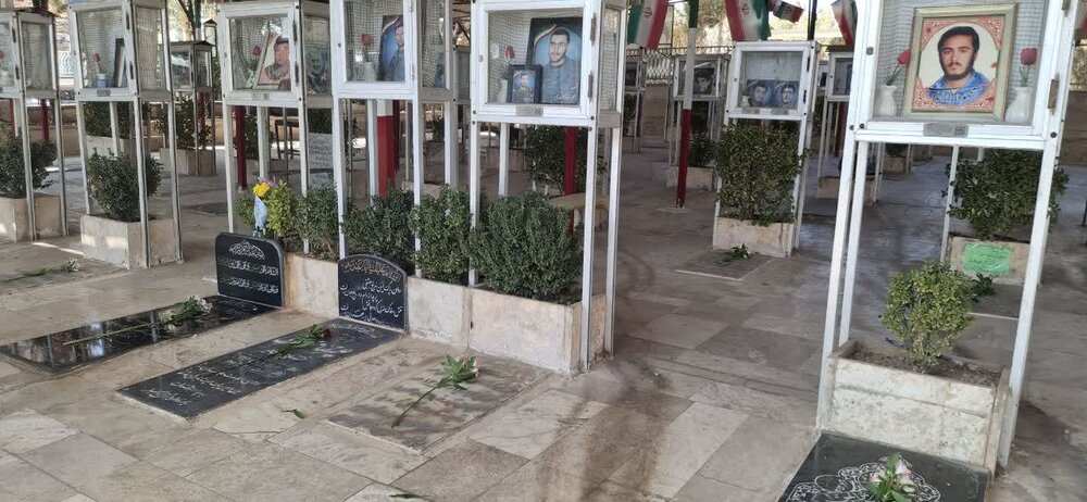 تصاویر/ عطرافشانی قبور شهدا در محلات