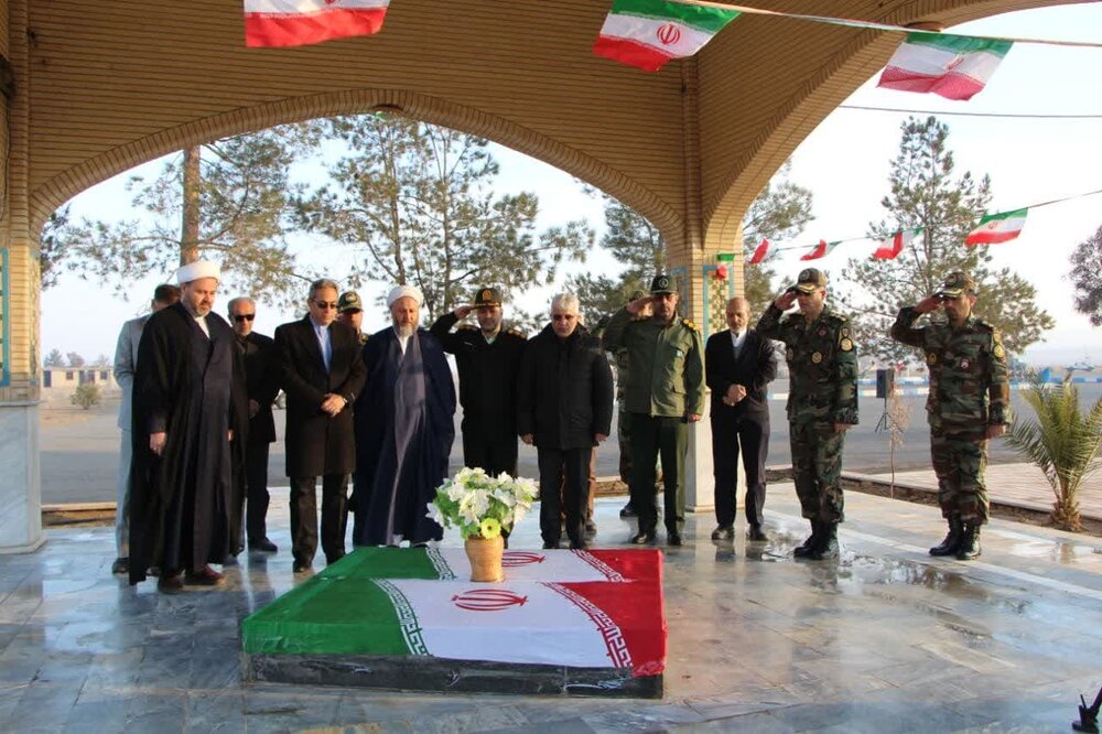 تصاویر/ صبحگاه مشترک نیروهای مسلح شهرستان آران و بیدگل به مناسبت دهه فجر