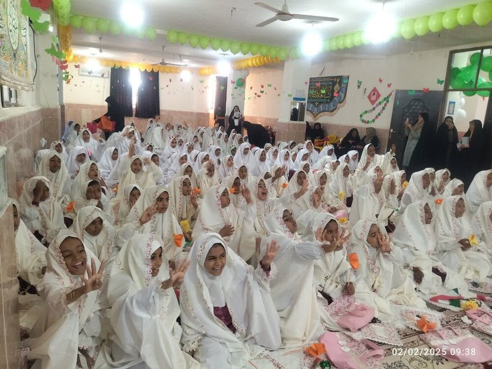 برگزاری جشن تکلیف ۱۶۰۰ دانشآموز دختر در مدرسه علمیه خواهران حضرت زینب(س) میناب+ تصاویر