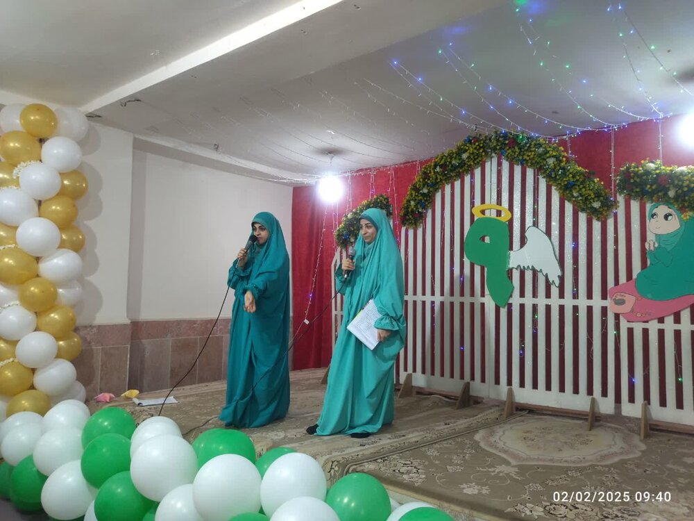 برگزاری جشن تکلیف ۱۶۰۰ دانش‌آموز دختر در مدرسه علمیه خواهران حضرت زینب(س) میناب+ تصاویر