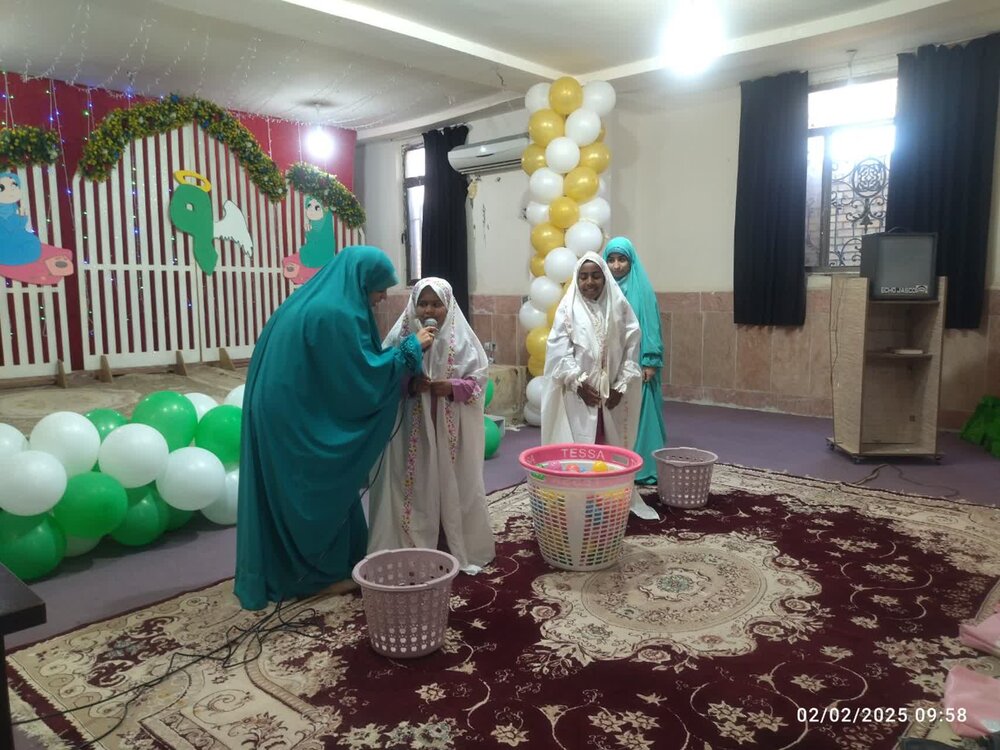 برگزاری جشن تکلیف ۱۶۰۰ دانش‌آموز دختر در مدرسه علمیه خواهران حضرت زینب(س) میناب+ تصاویر