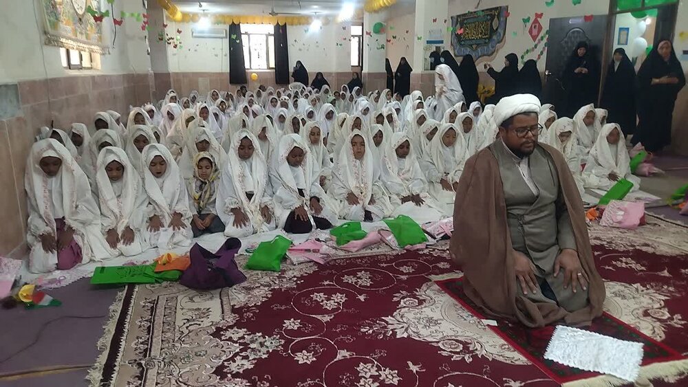 برگزاری جشن تکلیف ۱۶۰۰ دانشآموز دختر در مدرسه علمیه خواهران حضرت زینب(س) میناب+ تصاویر
