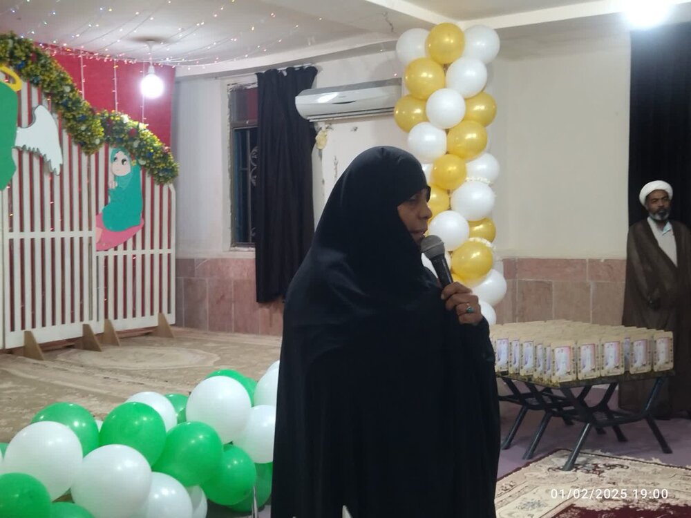 برگزاری جشن تکلیف ۱۶۰۰ دانش‌آموز دختر در مدرسه علمیه خواهران حضرت زینب(س) میناب+ تصاویر