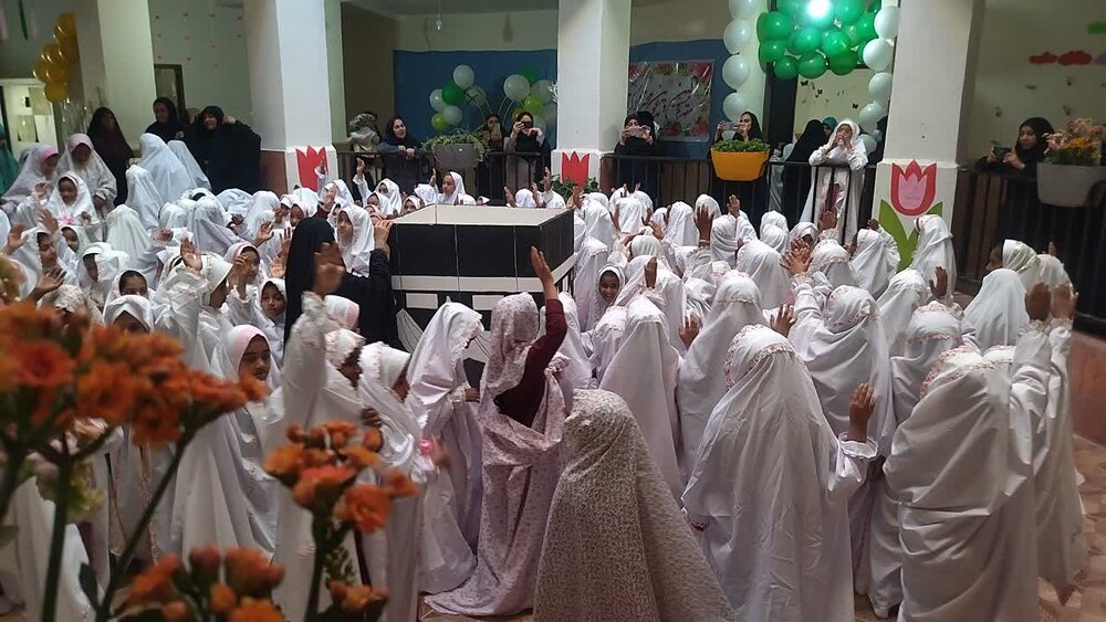برگزاری جشن تکلیف ۱۶۰۰ دانش‌آموز دختر در مدرسه علمیه خواهران حضرت زینب(س) میناب+ تصاویر