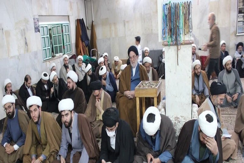 امام جماعت با ایجاد ارتباط قوی‌تر با مردم، توفیقات بیشتری حاصل می کند