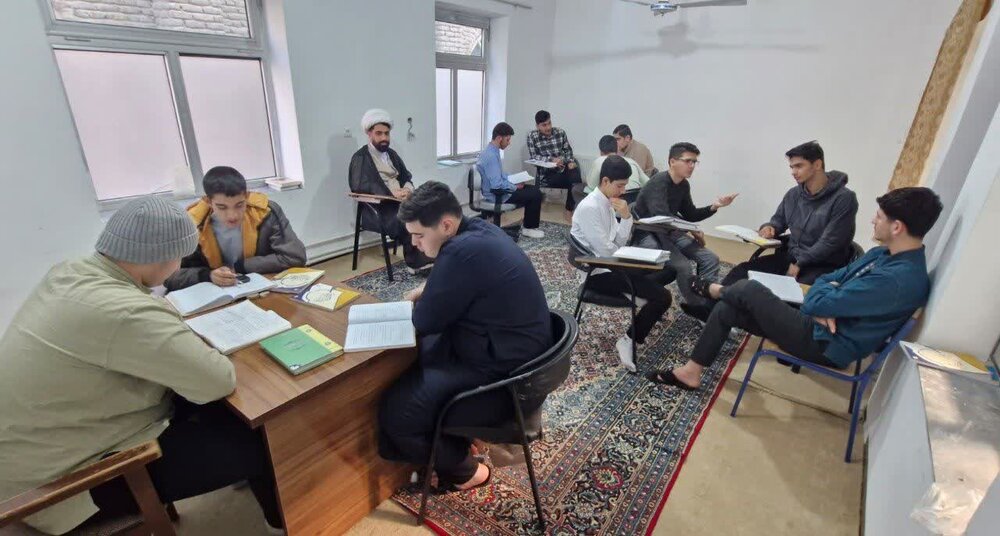 مباحثه گروهی طلاب مدرسه علمیه امام محمد باقر(ع) پارس آباد