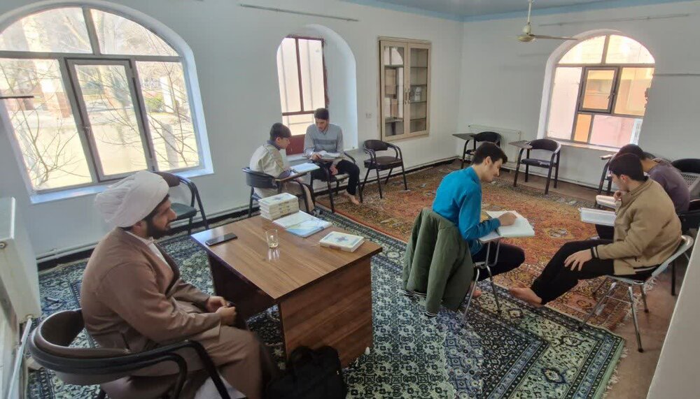 مباحثه گروهی طلاب مدرسه علمیه امام محمد باقر(ع) پارس آباد