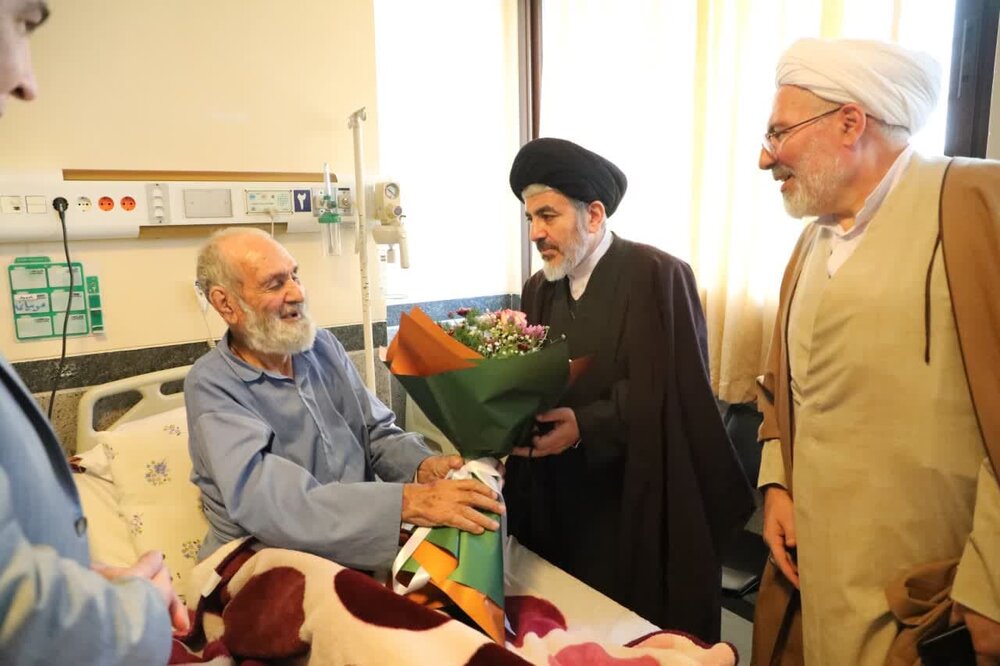 دیدار نماینده ولی فقیه در آذربایجان غربی با یکی از علمای معمر حوزه علمیه+ عکس