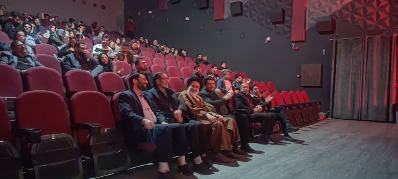 حضور امام جمعه شهرکرد در سالن اکران فیلمهای جشنواره فجر + عکس