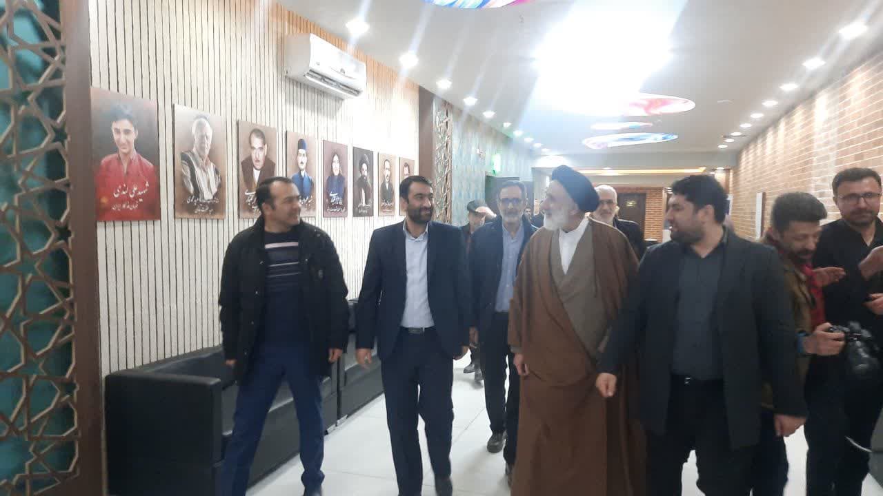 حضور امام جمعه شهرکرد در سالن اکران فیلمهای جشنواره فجر + عکس