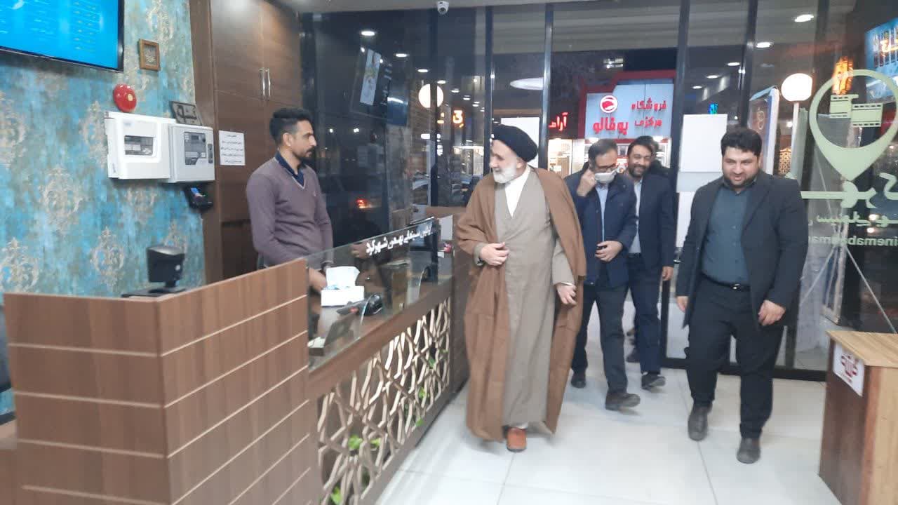 حضور امام جمعه شهرکرد در سالن اکران فیلم‌های جشنواره فجر + عکس