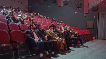 حضور امام جمعه شهرکرد در سالن اکران فیلم‌های جشنواره فجر + عکس