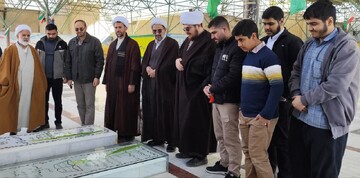 تصاویر/ عطرافشانی مزار شهدا در بروجرد