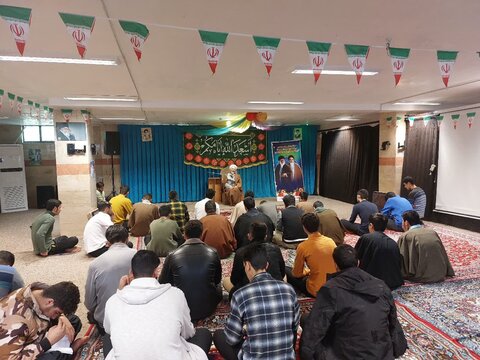 تصاویر/جلسه تبیین اهداف انقلاب اسلامی و جایگاه  روحانیت در شکل گیری نهضت در مدرسه علمیه قروه