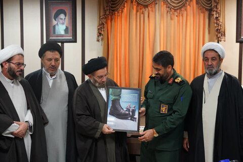 تصاویر حضور نماینده ولی فقیه در لرستان در پادگان امام حسین(ع)خرم آباد