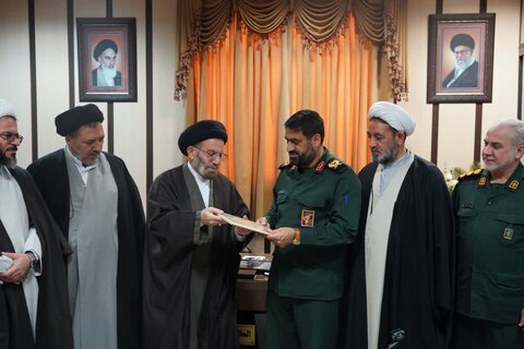 تصاویر حضور نماینده ولی فقیه در لرستان در پادگان امام حسین(ع)خرم آباد