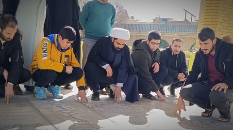 تصاویر/غبار روبی مزار شهدا در ساوه