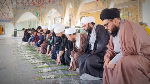 تصاویر/غبار روبی مزار شهدا در ساوه