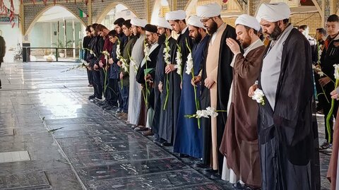 تصاویر/غبار روبی مزار شهدا در ساوه