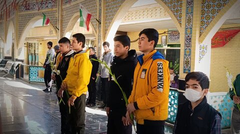 تصاویر/غبار روبی مزار شهدا در ساوه