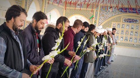 تصاویر/غبار روبی مزار شهدا در ساوه